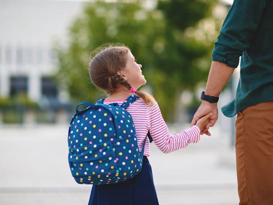 Schulkind wird von Vater begleitet Schulkind wird von Vater begleitet