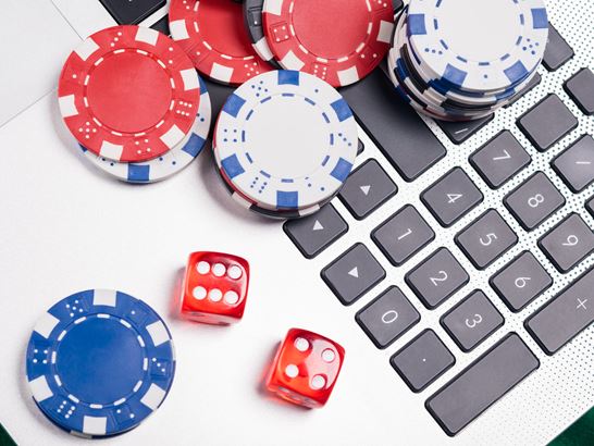 Chips, Würfel auf Laptop, Shutterstock 707825425 Chips, Würfel auf Laptop, Shutterstock 707825425