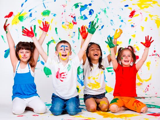Glückliche Kinder mit farbigen Händen Glückliche Kinder mit farbigen Händen