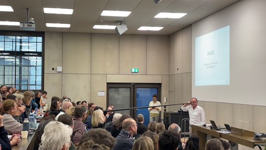 16 Bruno Bieri horcht hin 16 Bruno Bieri horcht hin