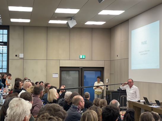 16 Bruno Bieri horcht hin 16 Bruno Bieri horcht hin