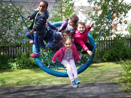 Purzelbaum Spielgruppe grosse Schaukel © Esther Michel Purzelbaum Spielgruppe grosse Schaukel © Esther Michel