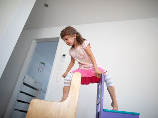 Kindergarten "rundum stark" Schritt über Stuhl Kindergarten "rundum stark" Schritt über Stuhl